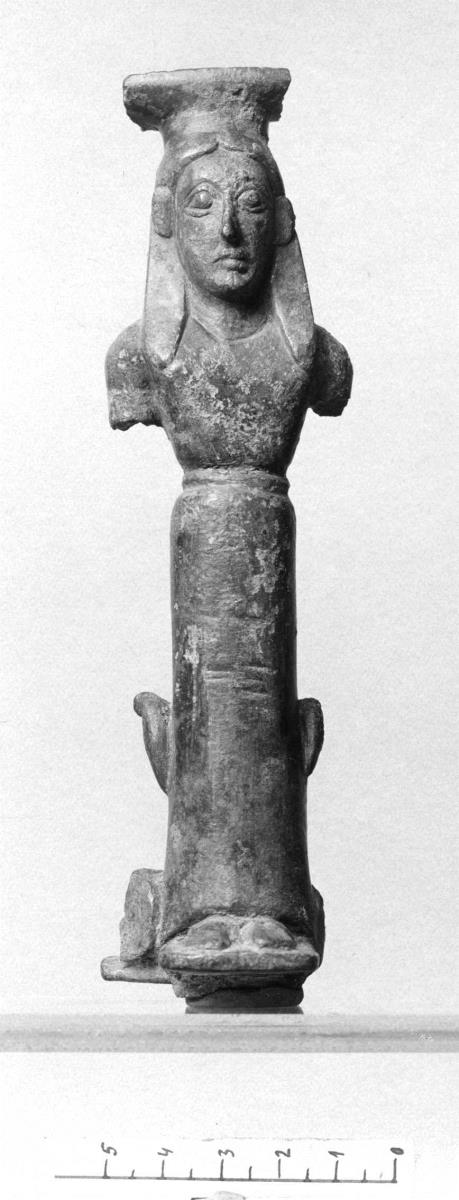 Weibliche Statuette, von einem Gerät, hinten hohl, ..., war wohl von Löwen flankiert (Unterkörperfragment in Berlin; Oberkörper in Moskau)