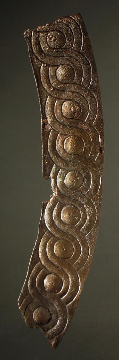 Fragment eines gestanzten Blechbandes mit Flechtband