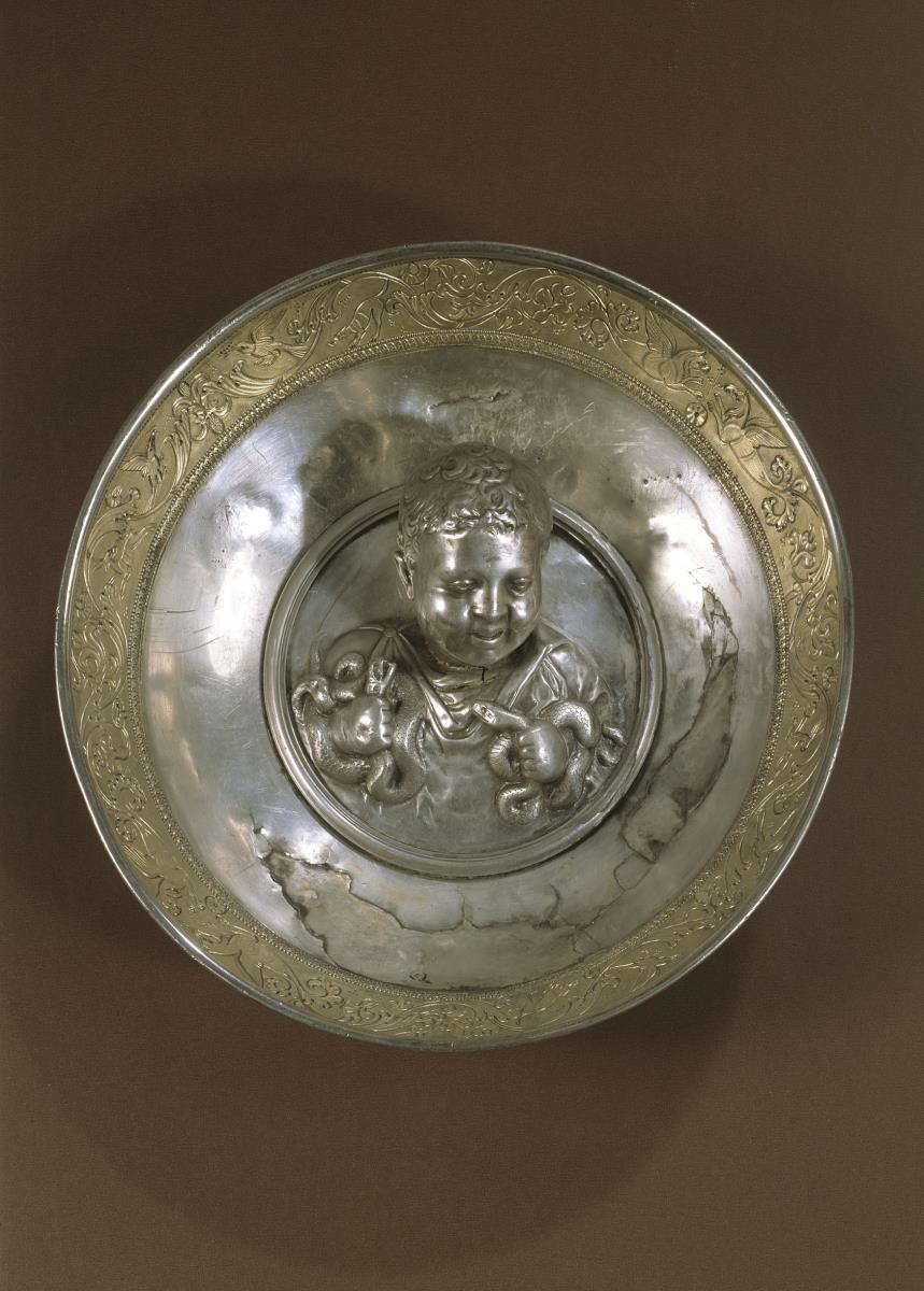Schale mit Emblem (Büste des schlangenwürgenden Herakles)