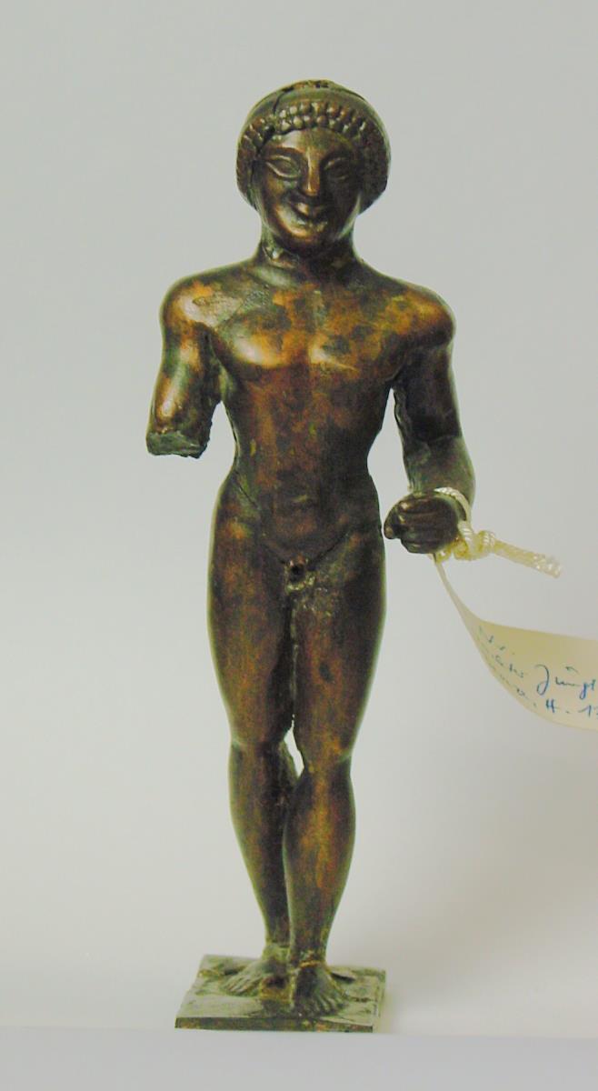 Knabenfigur im archaischen Stil, aus dünnem Kupferblech, mit Blei ausgegossen (moderne Fälschung)