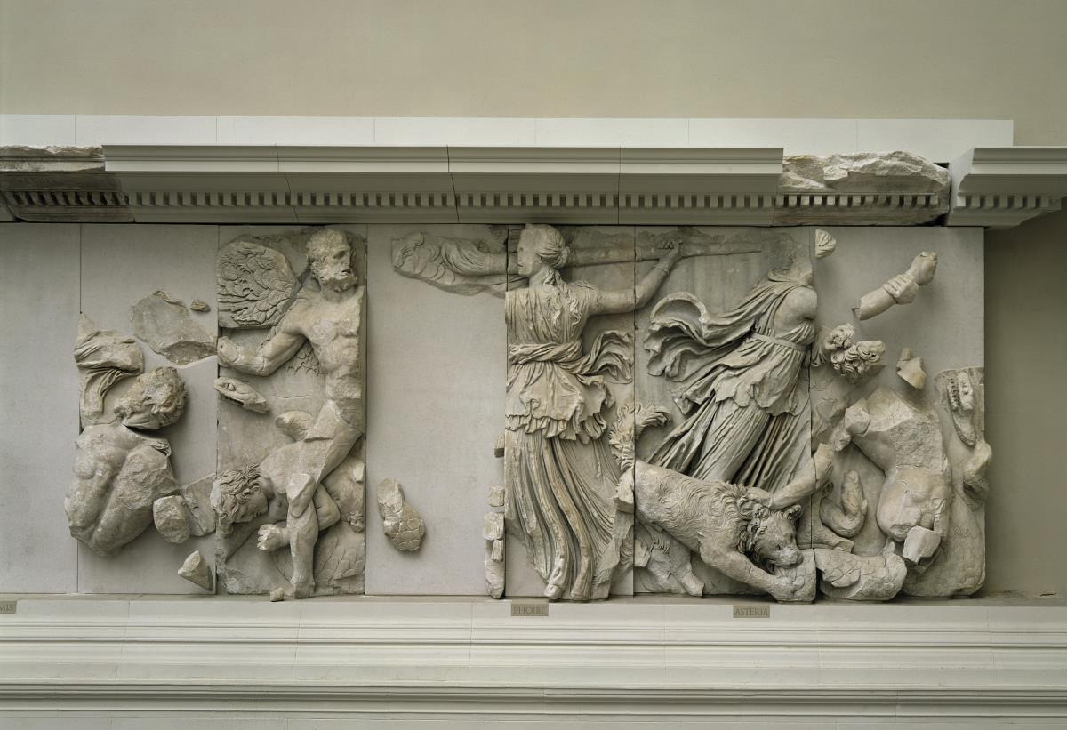 Pergamonaltar, Südfries - Ausschnitt: Titanin Phoibe mit Fackel und ihre Tochter Asteria mit Schwert, begleitet von einem Hund
