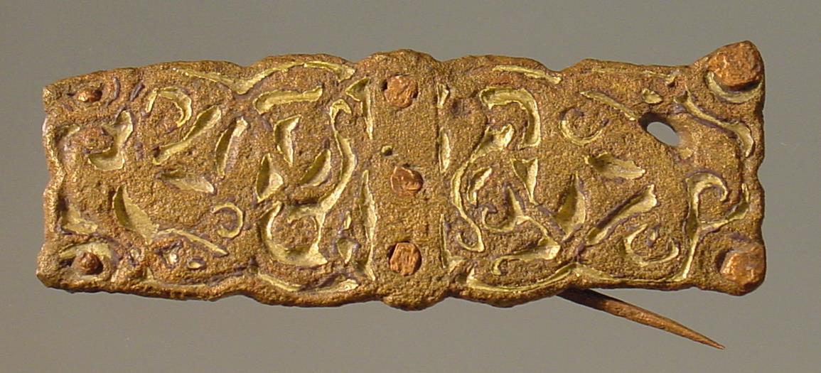 Fibel mit rechteckiger Platte statt des Bügels, darauf fränkische Ornamente
