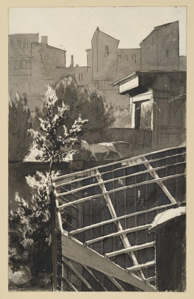 Blick auf eine Lattenlaube, Gartenplanken und Häuser, inmitten schleicht eine Katze