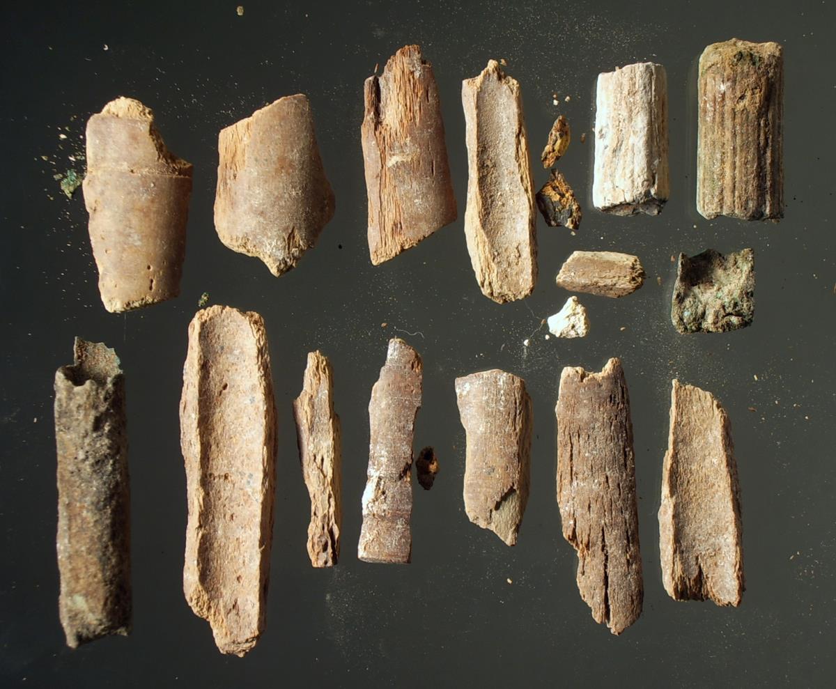 Fragmente einer hölzenen Flöte mit bronzenem Beschlag