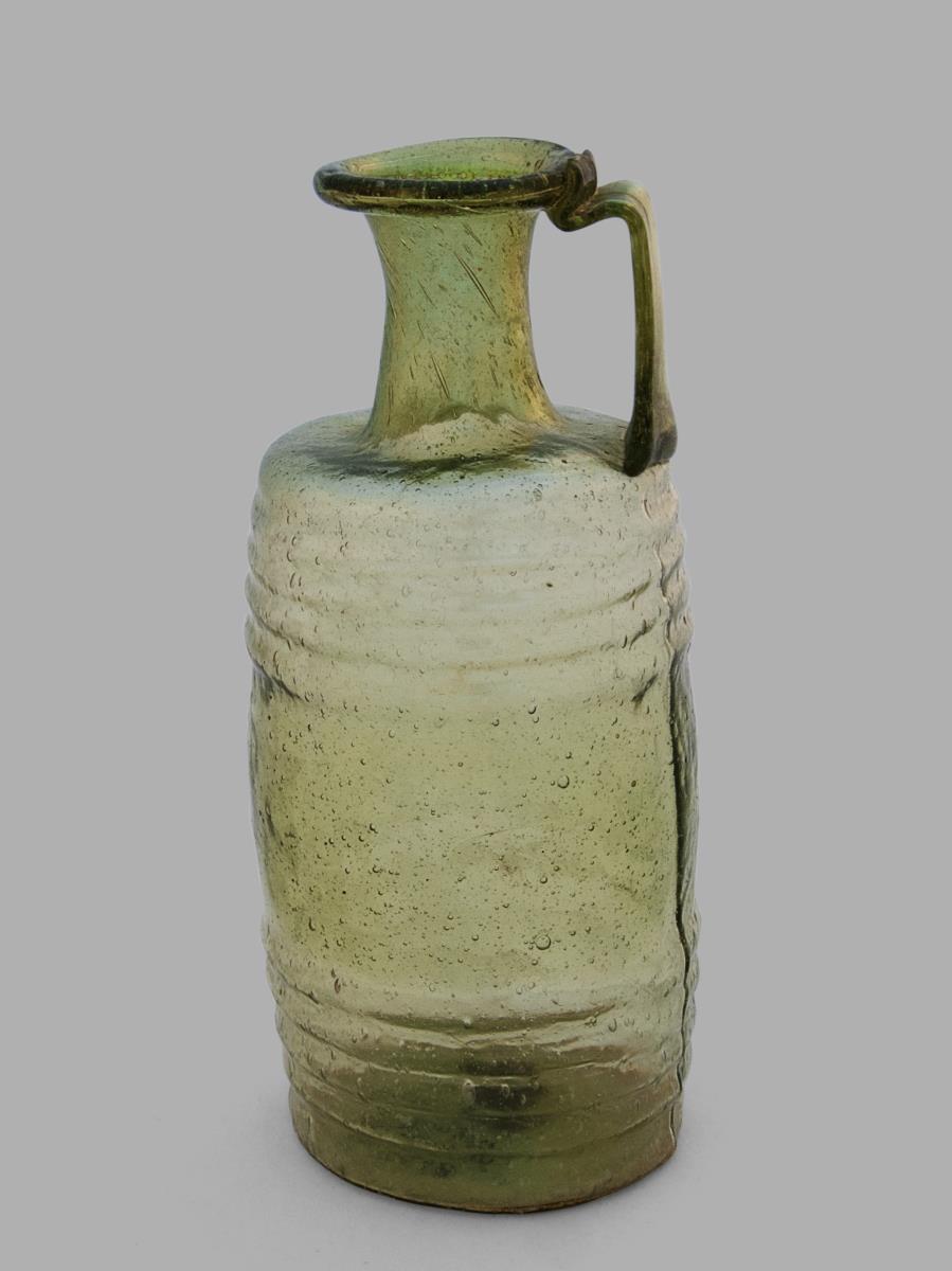Einhenkelige Flasche mit leichten Rippen
