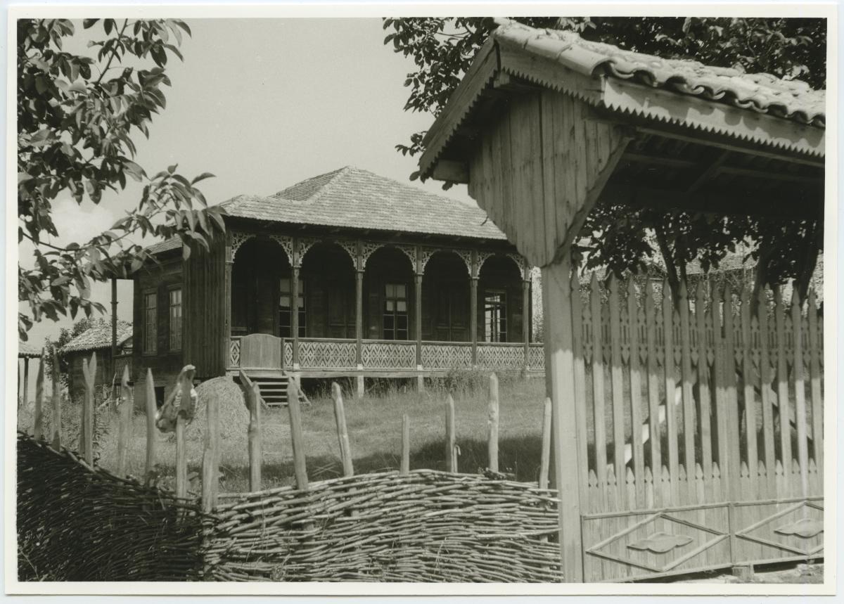 Bauernhaus aus Holz mit Balustrade, verziert