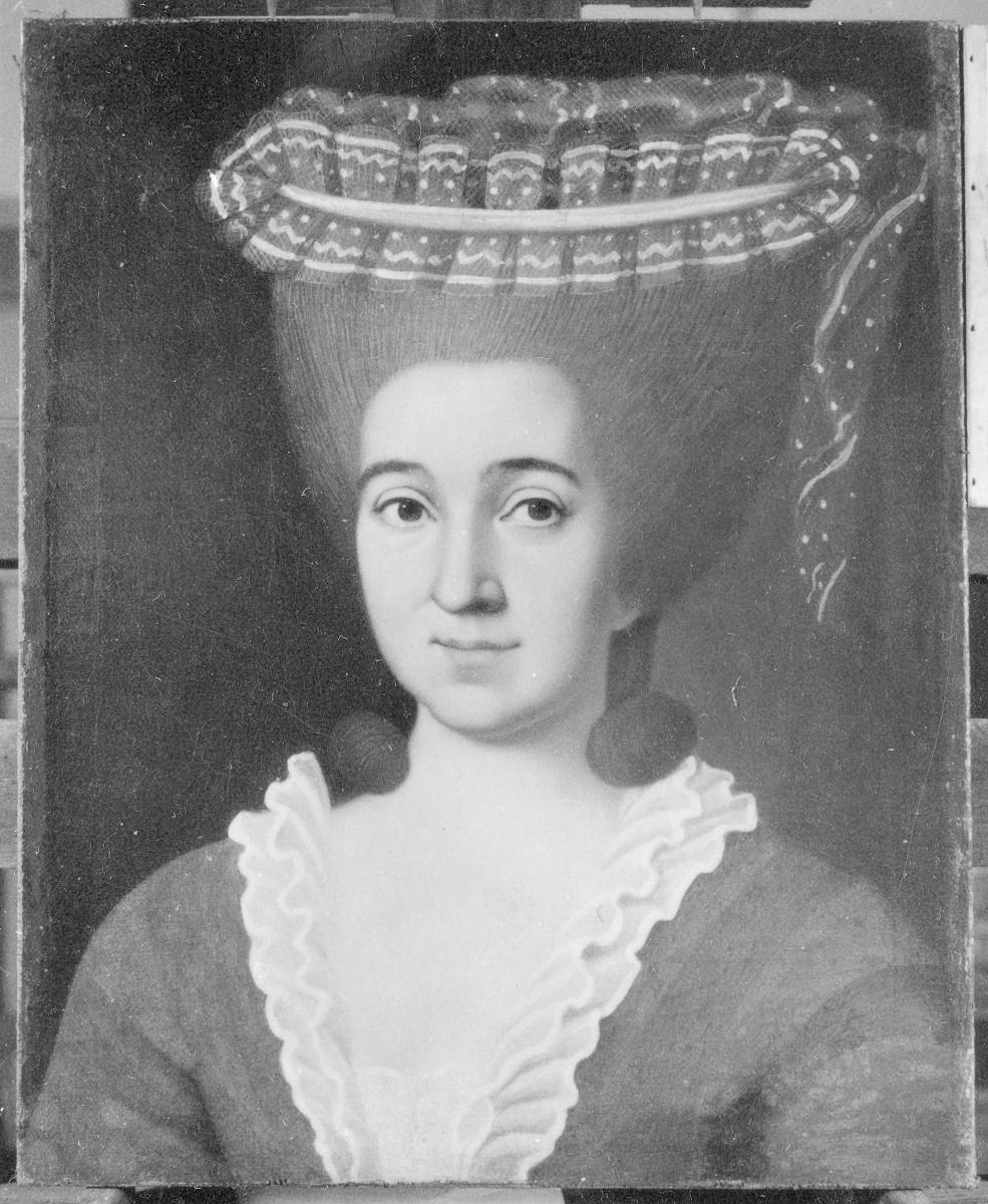 Porträt einer Frau mit Hochfrisur und Haube