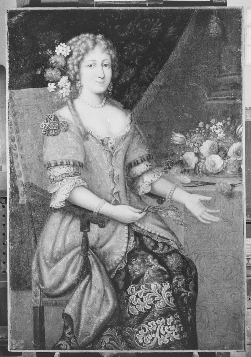 Porträt einer Frau in Mantelkleid mit einem Blumenarrangement