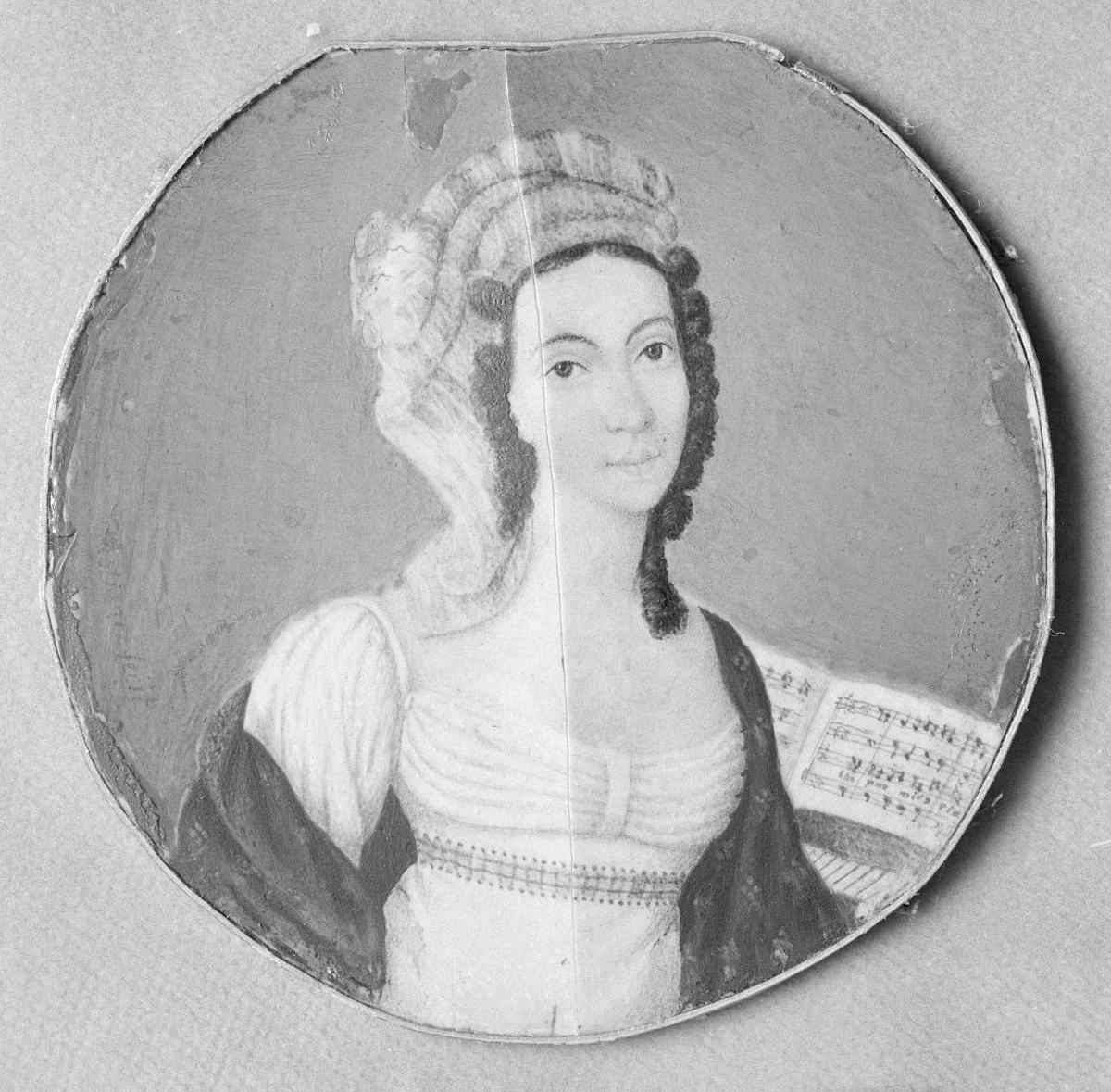 Porträt einer Frau in Chemisenkleid und Turban