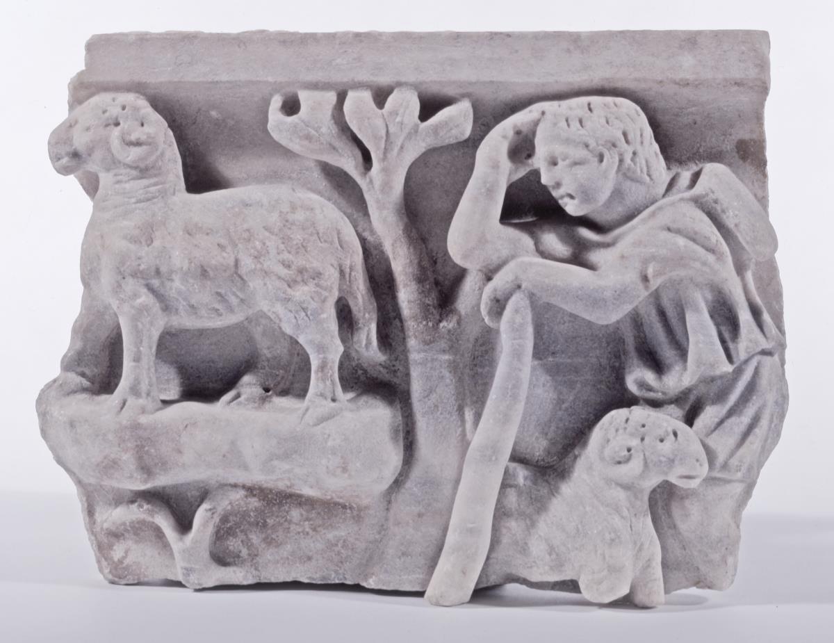 Fragment eines Sarkophagdeckels