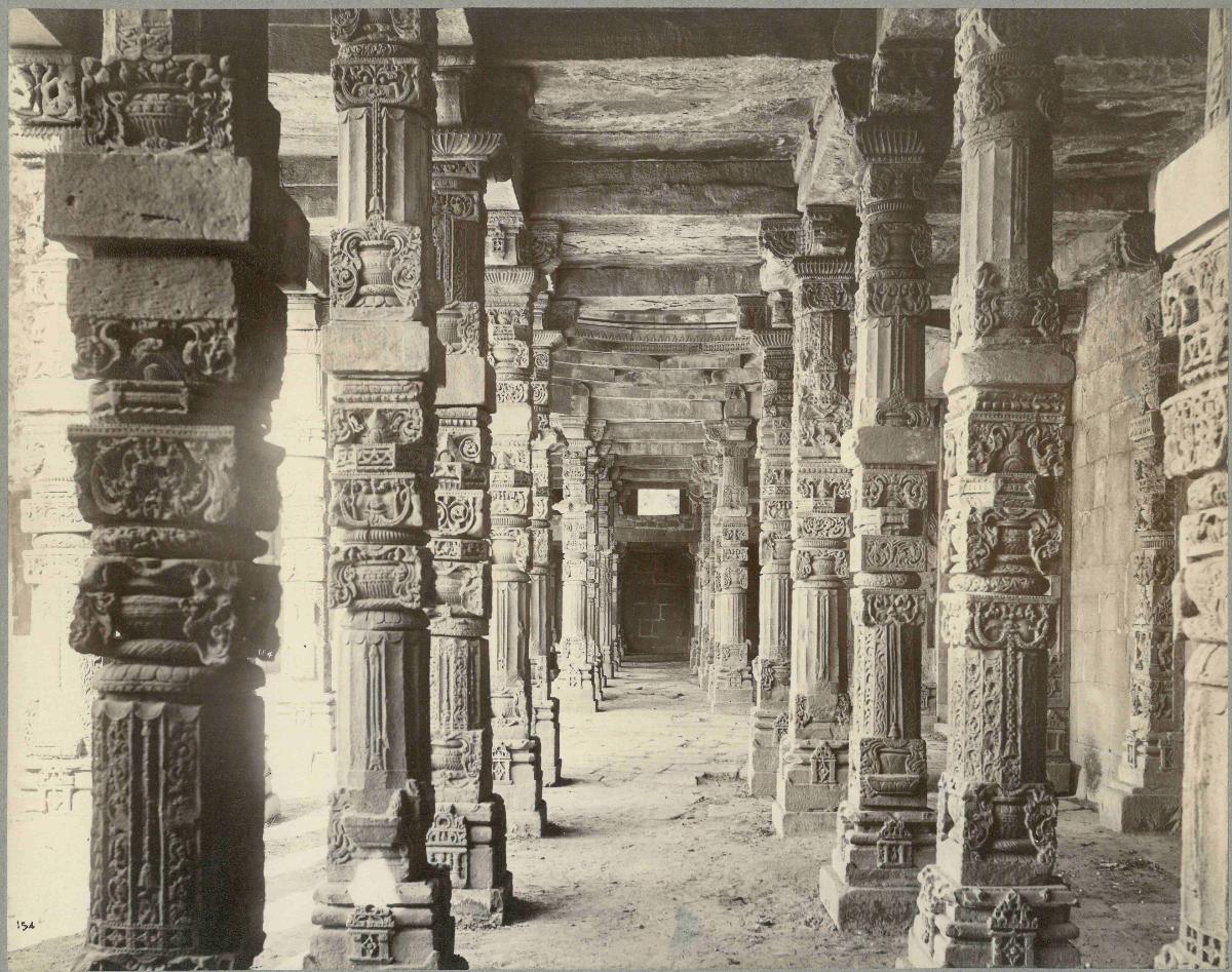 Delhi, Qutb, Quwwat-ul-Islam-Moschee, Säulengang mit Pfeilern von zerstörten Hindu-Tempeln