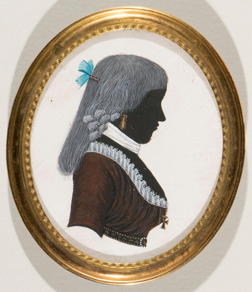 Profil einer Frau in Kleid mit Hemdrüsche, Halsschmuckband und Orden