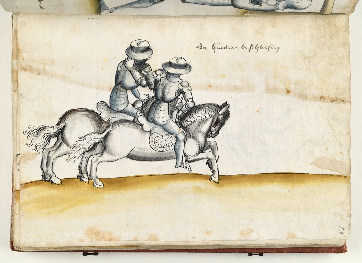 Ringkampf zu Pferd. Zwei Gewappnete, nebeneinander nach rechts galoppierend, halten sich mit den Armen umschlungen. Fecht- und Ringerbuch der Brüder vom Stain (nach Talhoffer)