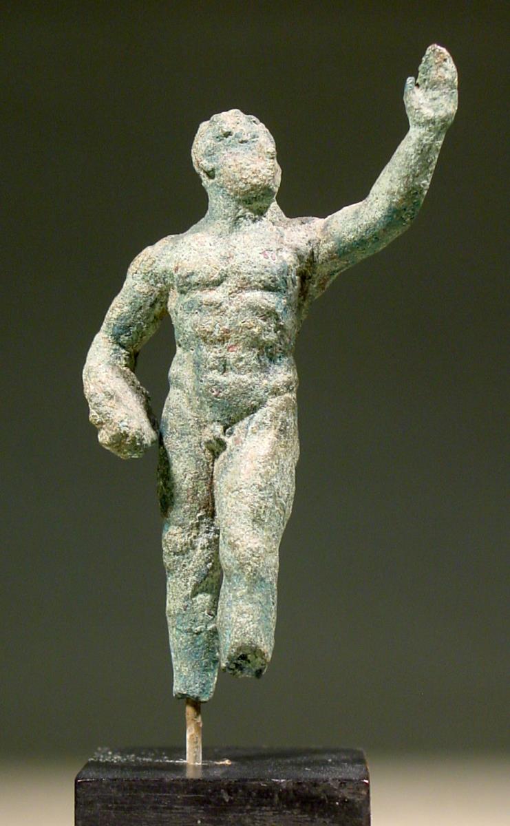 Kleine hellenistische Statuette eines Diskuswerfers, die Linke erhoben, in der Rechten den Diskos, Füße unterhalb des Knies gebrochen