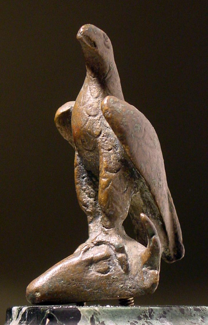 Adler des Iupiter auf einem Hirschkopf