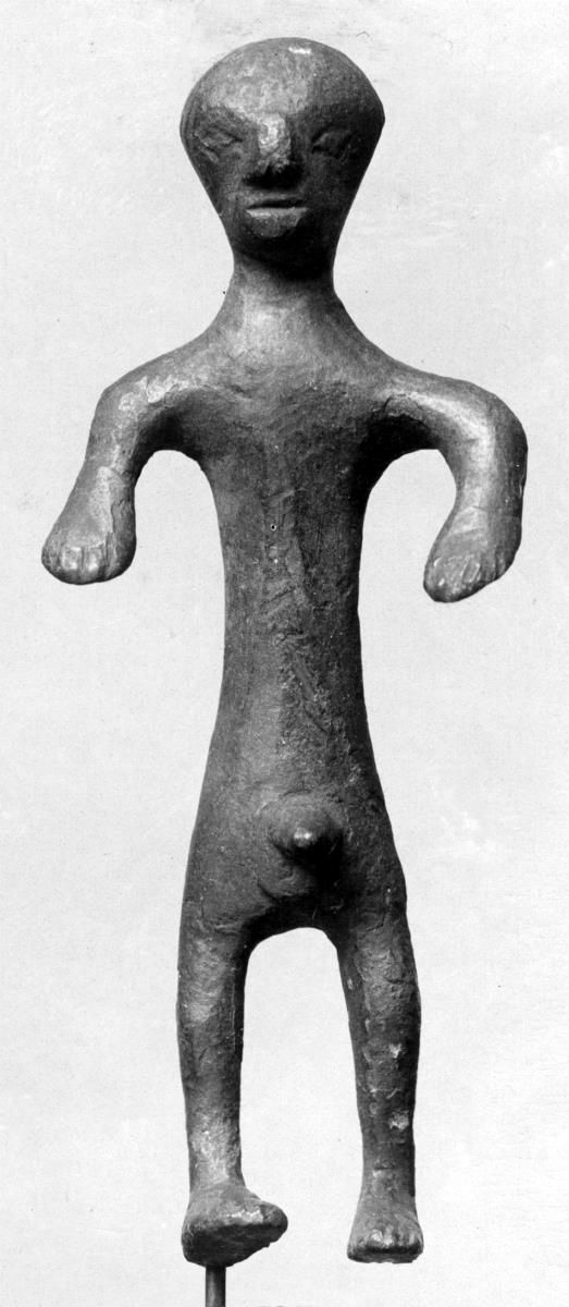 Nackte männliche Figur von großer Rohheit