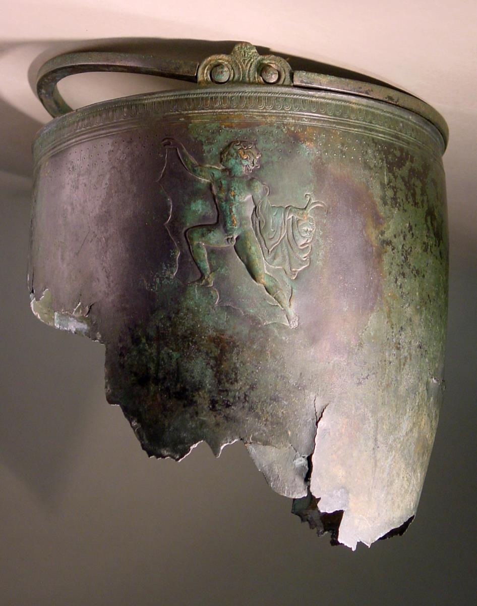 Fragmentierter Eimer mit Reliefs unter den Henkeln: a) Perseus an einer Felshöhe emporstürmend und b) Gorgo, als schönes Mädchen gebildet, fliehend