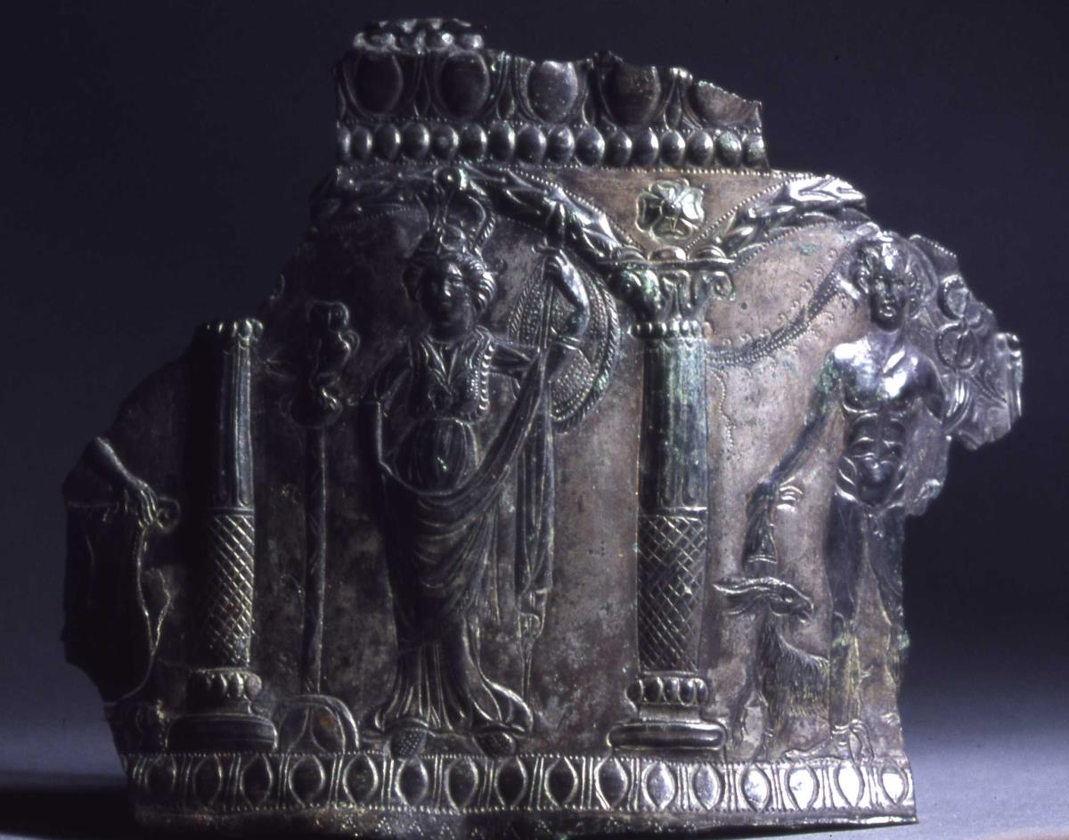 Versilbertes Bronzeblech mit Götterdarstellungen: Merkur, Minerva und (Apollo)