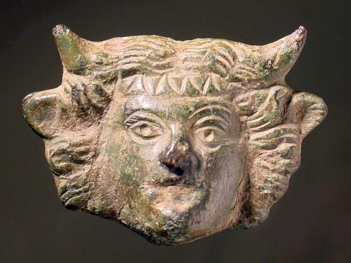Weibliche Maske mit Hörnern