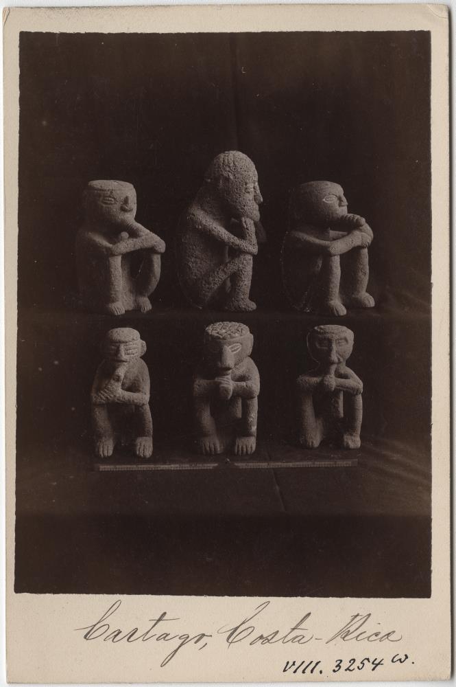 Sechs Steinfiguren (Sitzende) aus dem Museo Nacional, San José (Costa Rica)