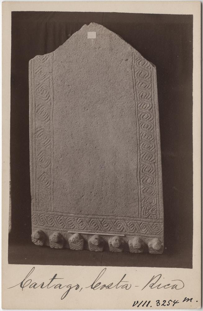 Fragment einer Reibschale aus Stein (metate) aus dem Museo Nacional, San José (Costa Rica)