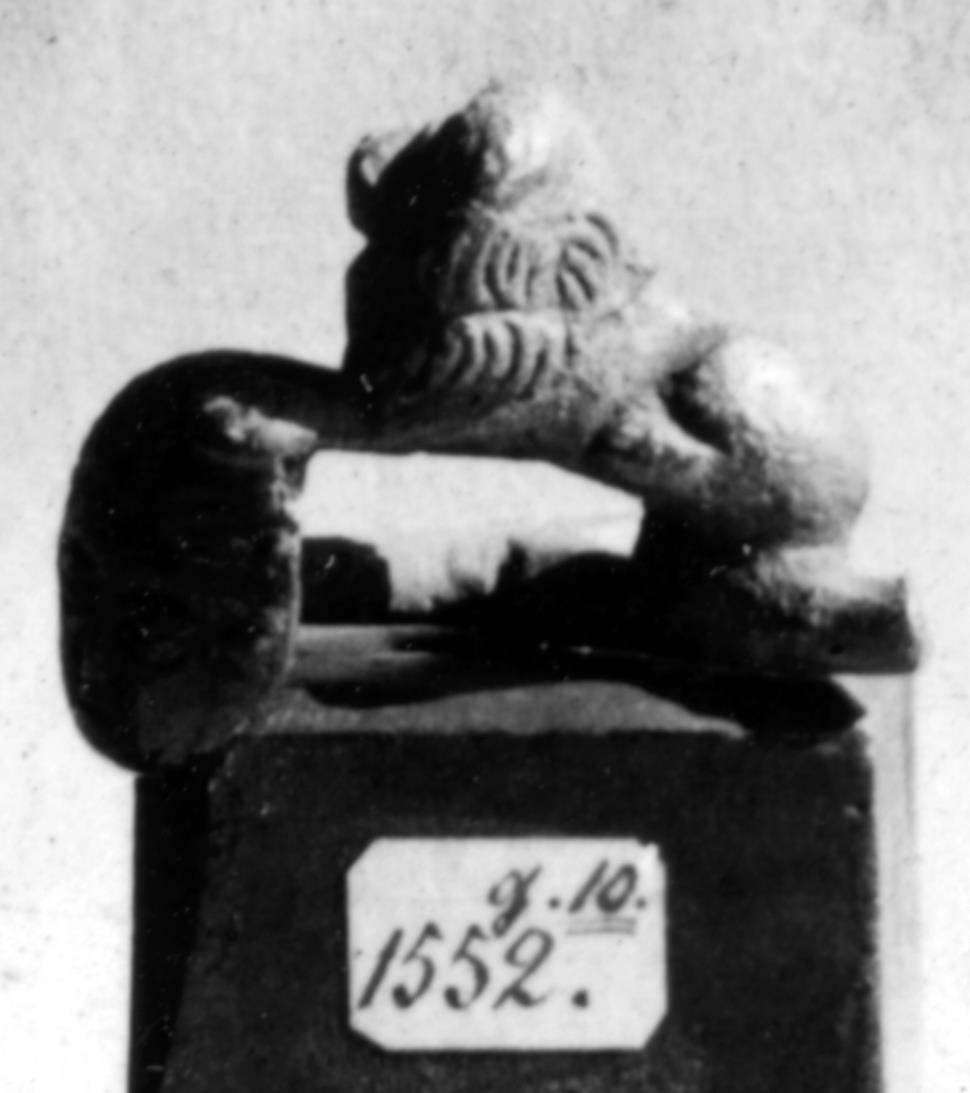 Fragment eines Jochbeschlags: Löwe legt seine Tatze auf ein mit unkenntlicher Maske verziertes Schildchen