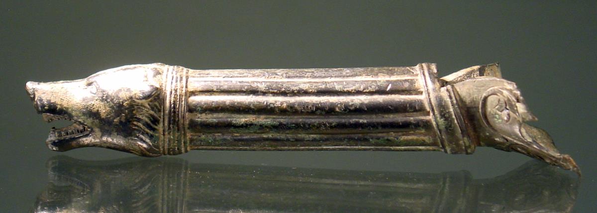Griff einer römischen Griffschale mit Abschluß in Form eines Hundekopfes