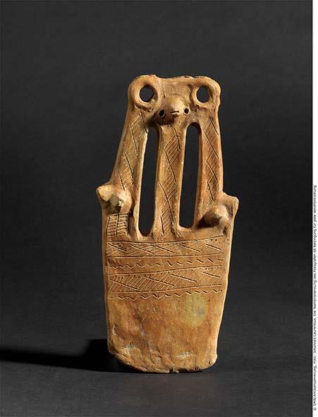 Brettförmige Statuette (Red Polished Ware)