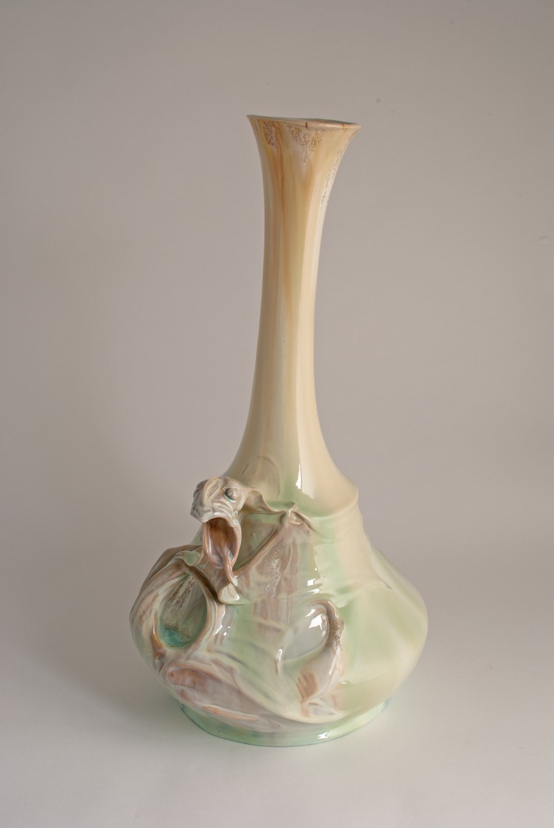 Vase mit plastischem Drachen