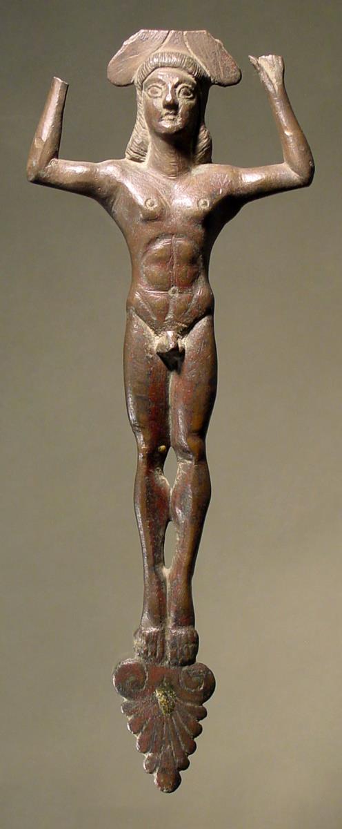 Griff in Form eines nackten Jünglings mit lang herabfallendem Haar, der das Gerät mit rechtwinklig erhobenen Armen trägt. Figur steht auf einer Palmette