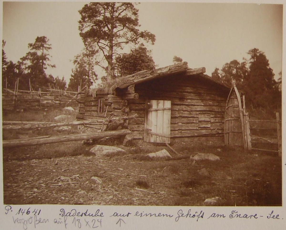 Badestube auf einem Gehöft am Inari-See