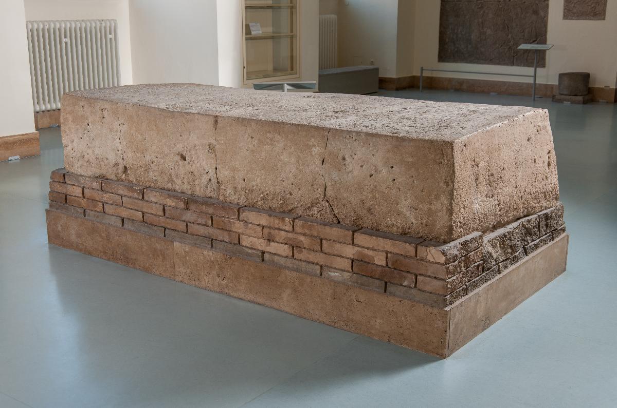 Großer Gründungsblock als Teil des Gründungsensembles von Tukulti-Ninurta I. aus dem Tempel der Göttin Ischtar in Assur
