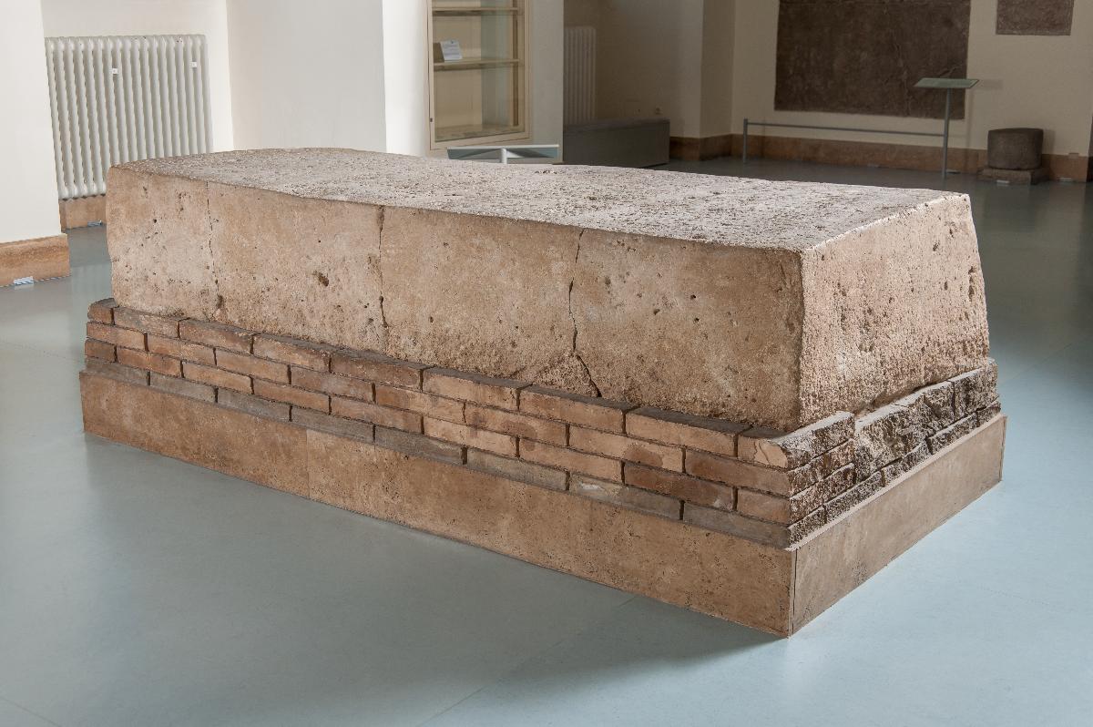 Großer Gründungsblock als Teil des Gründungsensembles von Tukulti-Ninurta I. aus dem Tempel der Göttin Ischtar in Assur