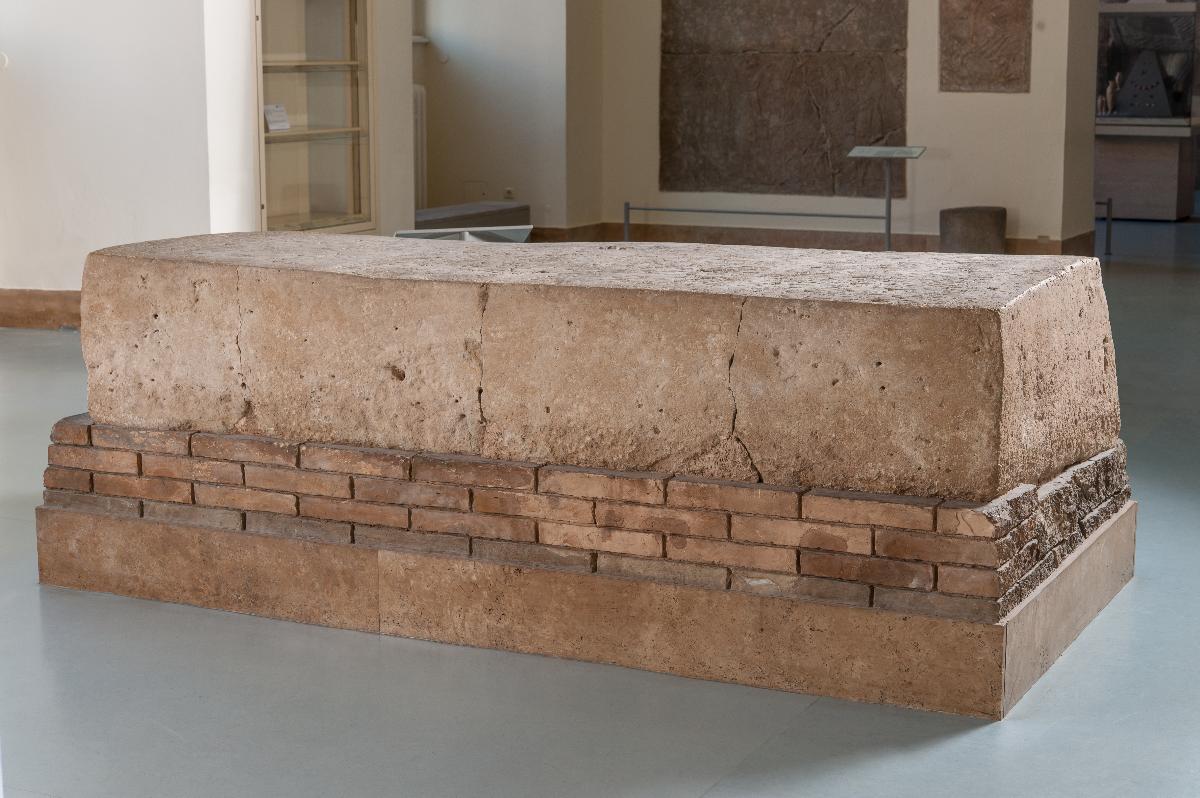 Großer Gründungsblock als Teil des Gründungsensembles von Tukulti-Ninurta I. aus dem Tempel der Göttin Ischtar in Assur