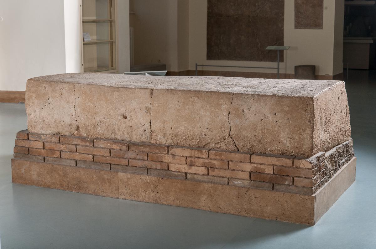 Großer Gründungsblock als Teil des Gründungsensembles von Tukulti-Ninurta I. aus dem Tempel der Göttin Ischtar in Assur