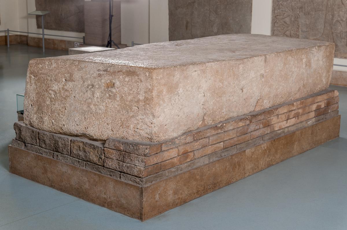 Großer Gründungsblock als Teil des Gründungsensembles von Tukulti-Ninurta I. aus dem Tempel der Göttin Ischtar in Assur