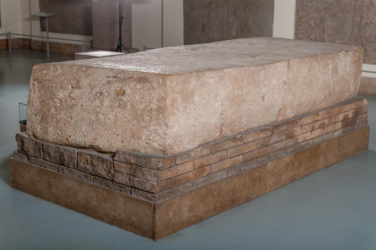 Großer Gründungsblock als Teil des Gründungsensembles von Tukulti-Ninurta I. aus dem Tempel der Göttin Ischtar in Assur