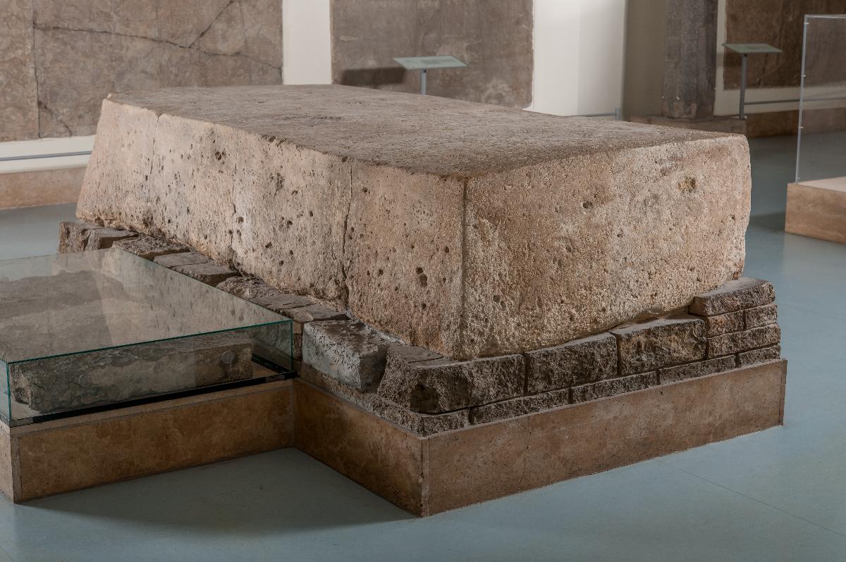 Großer Gründungsblock als Teil des Gründungsensembles von Tukulti-Ninurta I. aus dem Tempel der Göttin Ischtar in Assur