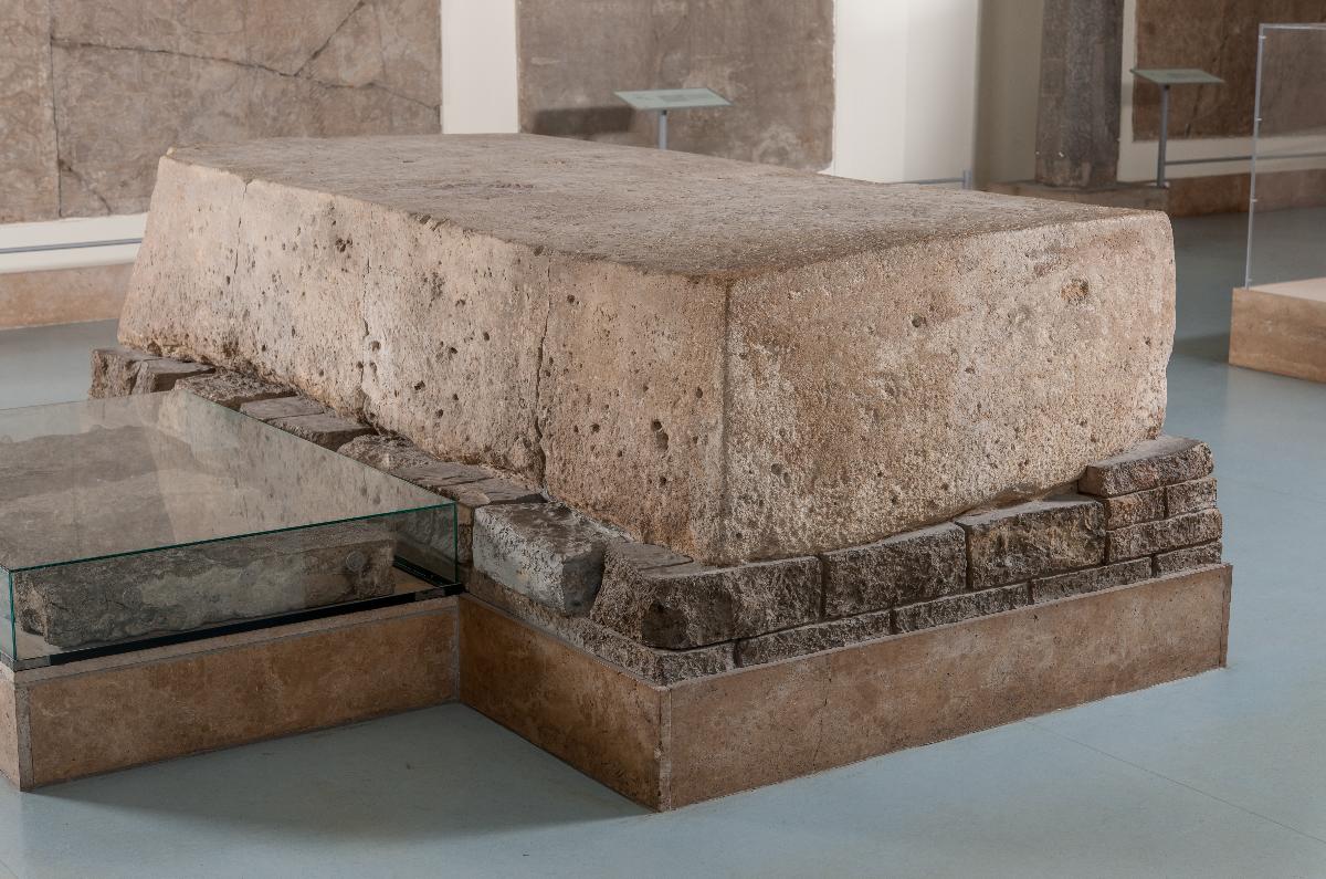 Großer Gründungsblock als Teil des Gründungsensembles von Tukulti-Ninurta I. aus dem Tempel der Göttin Ischtar in Assur