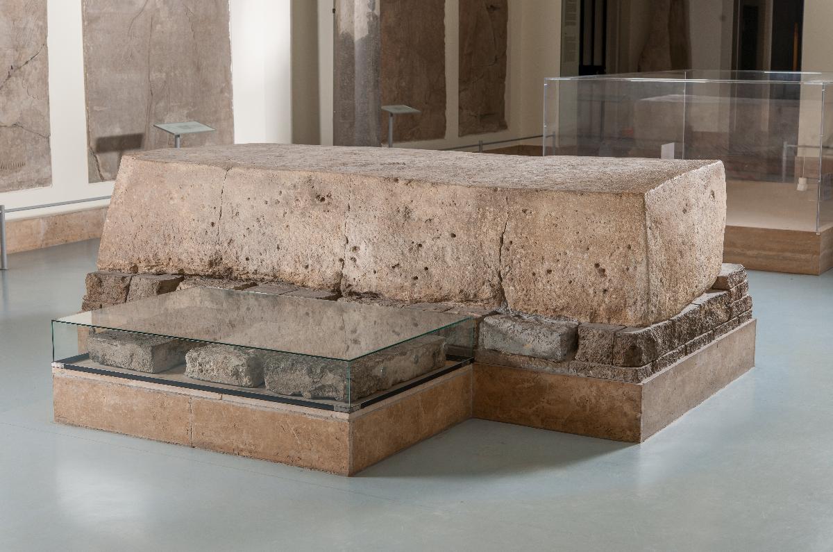Großer Gründungsblock als Teil des Gründungsensembles von Tukulti-Ninurta I. aus dem Tempel der Göttin Ischtar in Assur