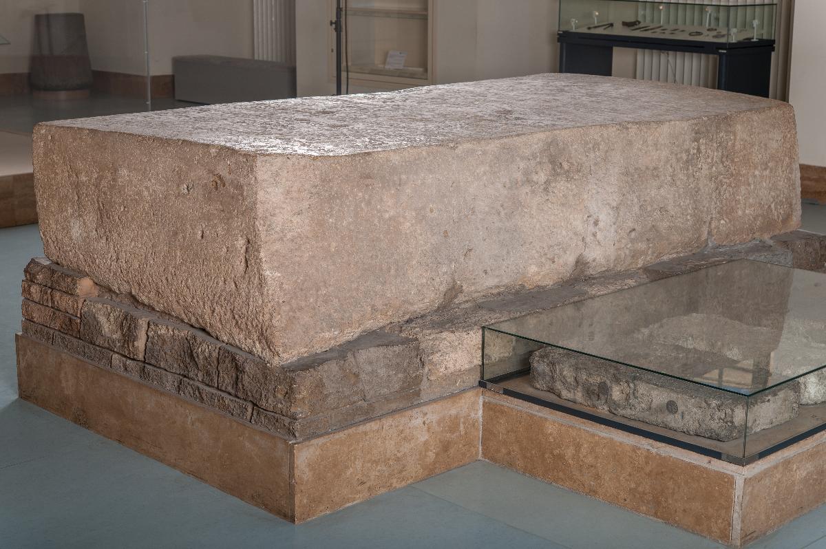 Großer Gründungsblock als Teil des Gründungsensembles von Tukulti-Ninurta I. aus dem Tempel der Göttin Ischtar in Assur