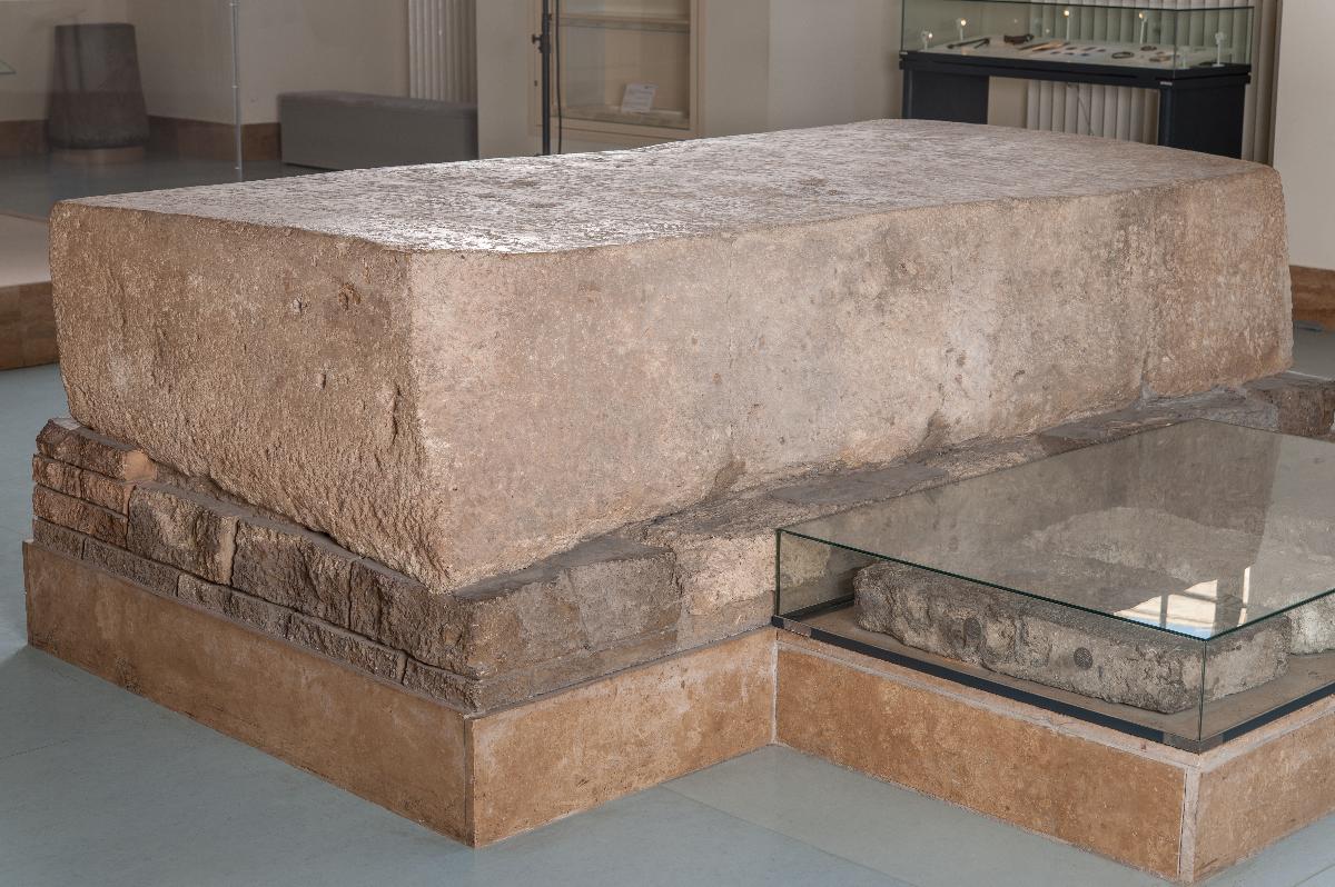 Großer Gründungsblock als Teil des Gründungsensembles von Tukulti-Ninurta I. aus dem Tempel der Göttin Ischtar in Assur