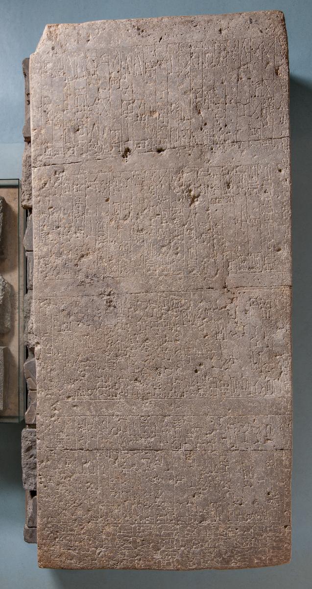 Großer Gründungsblock als Teil des Gründungsensembles von Tukulti-Ninurta I. aus dem Tempel der Göttin Ischtar in Assur