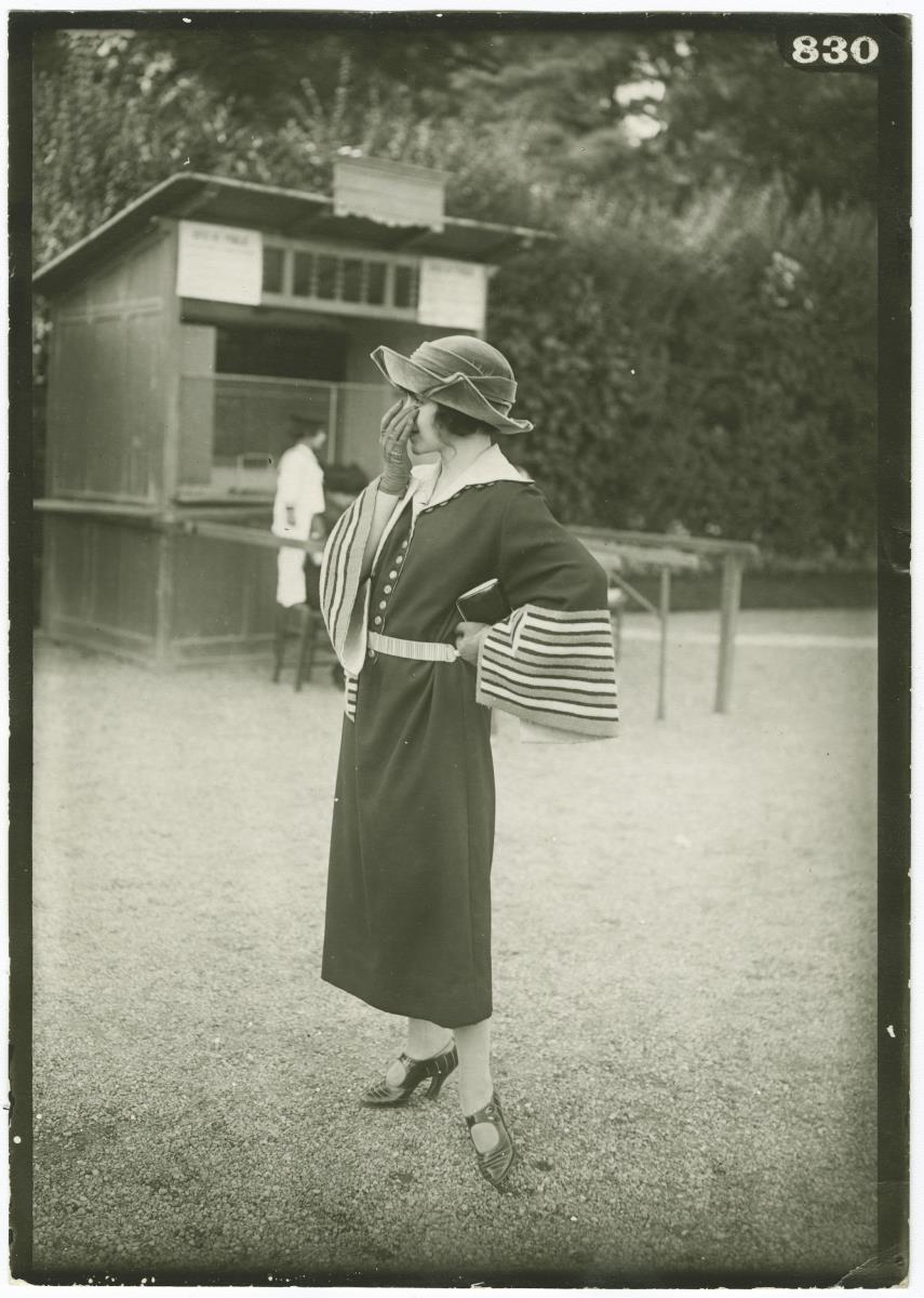 Frau in Kleid auf dem Rennplatz