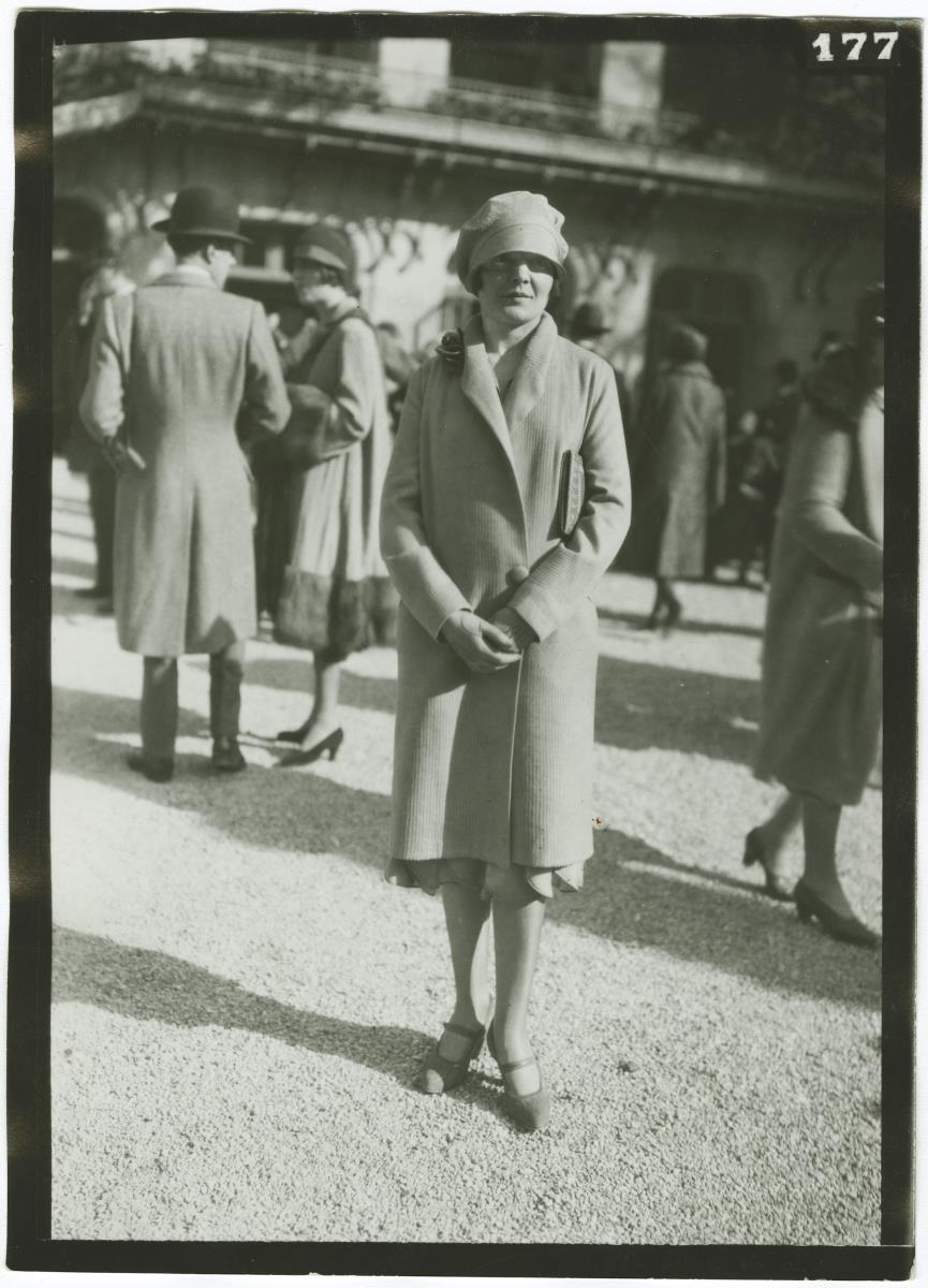 Frau in Mantel auf dem Rennplatz in Longchamp