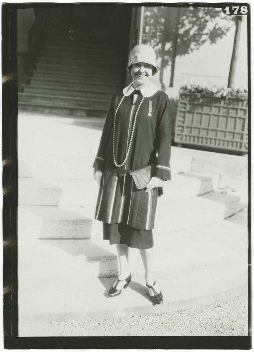 Frau in Ensemble auf dem Rennplatz in Longchamp