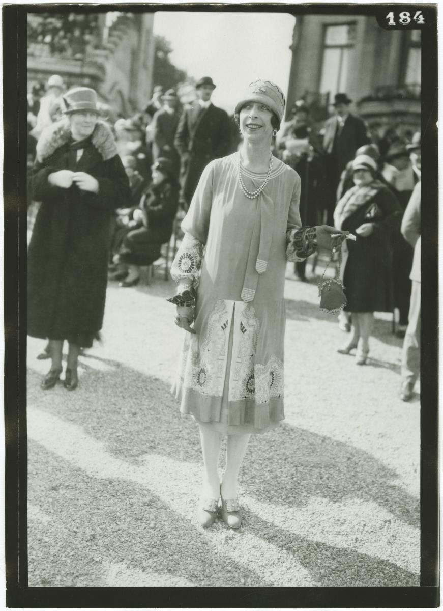 Frau in Kleid auf dem Rennplatz in Longchamp