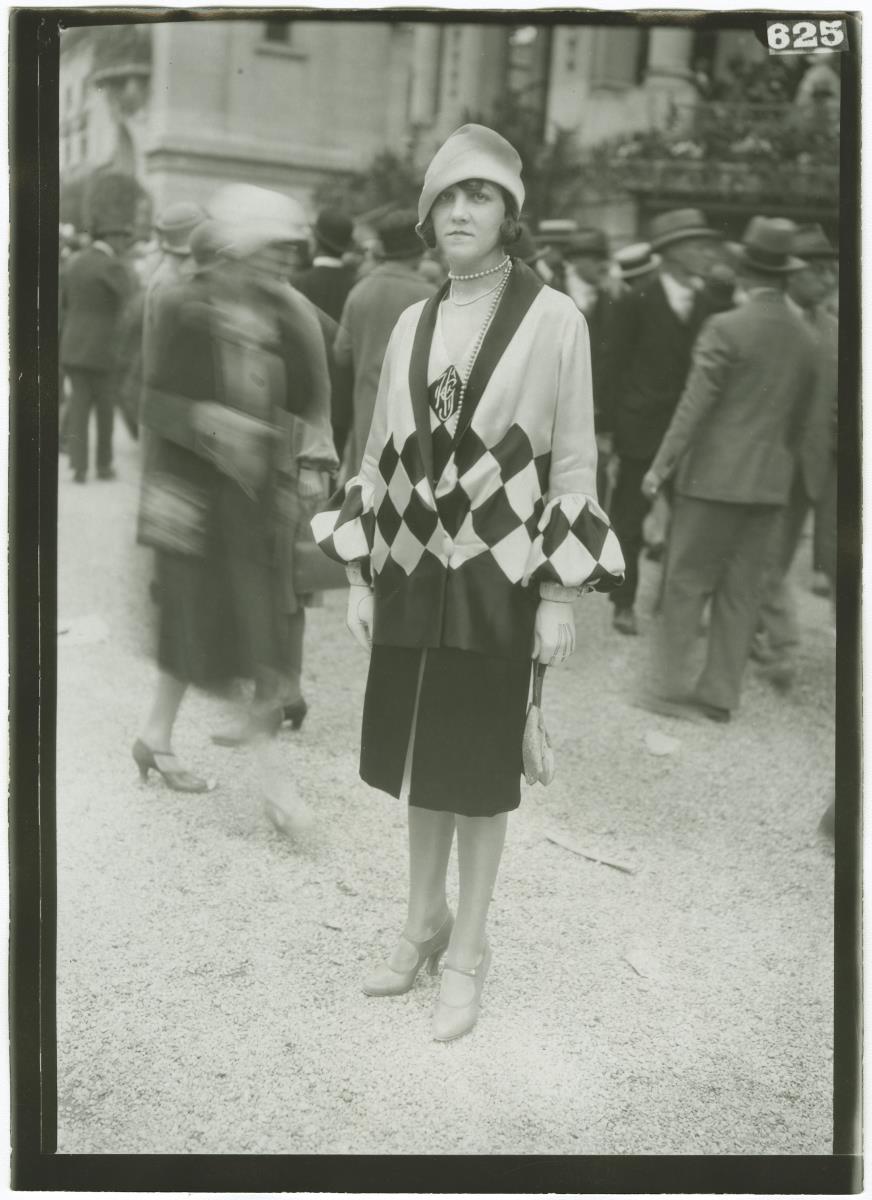 Frau in Kostüm auf dem Rennplatz in Longchamp
