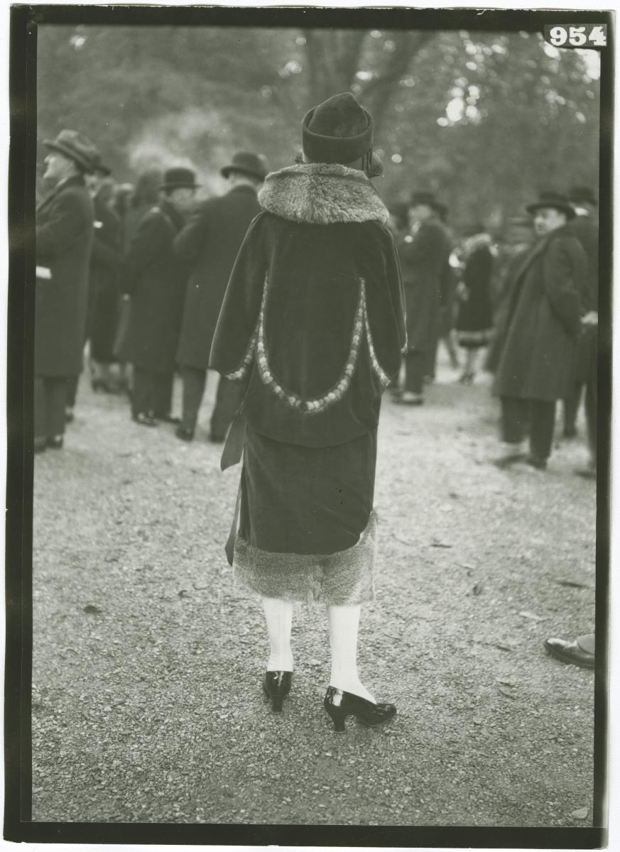 Frau in Mantel auf dem Rennplatz in Longchamp