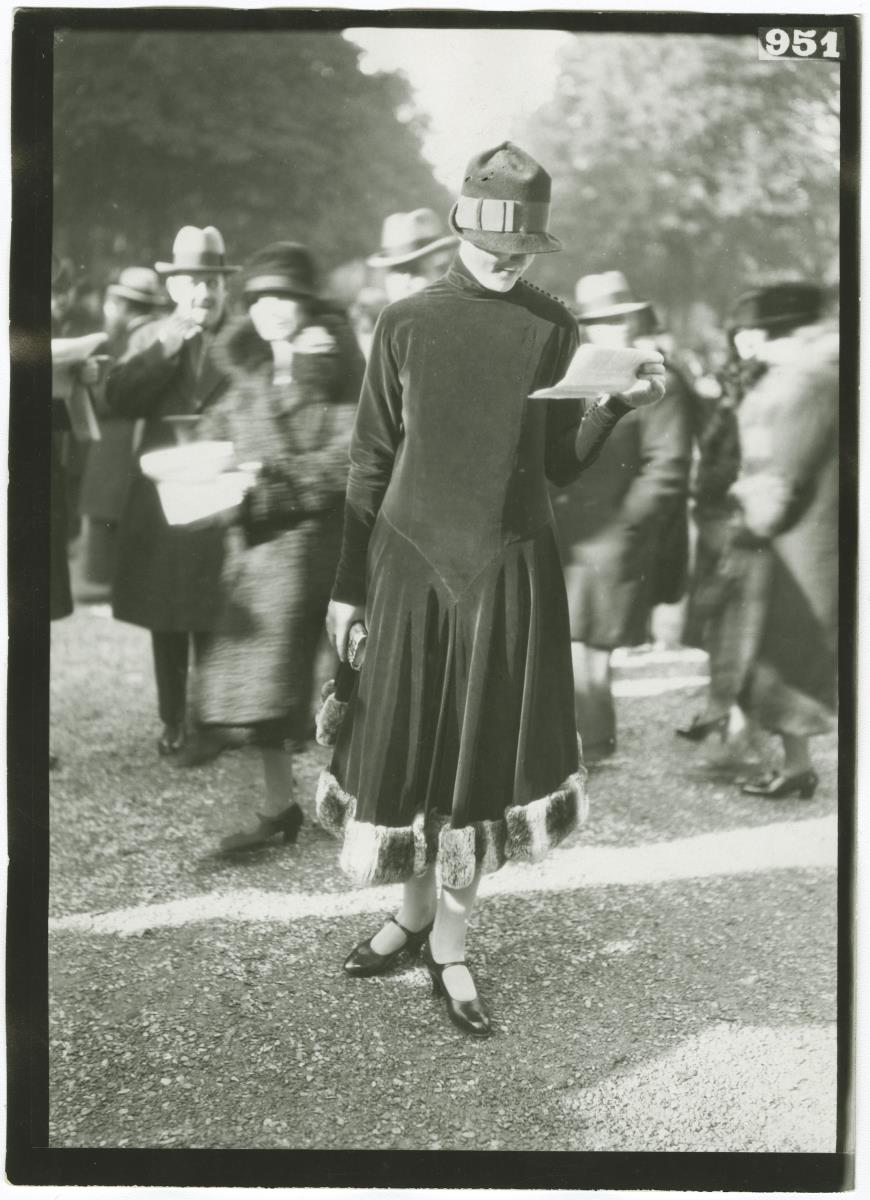 Frau in Kleid auf dem Rennplatz in Longchamp